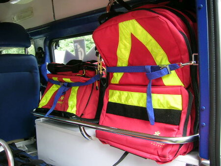 Ambulans Defender 110 012.jpg