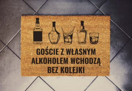 Goscie-z-wlasnym-alkoholem.png